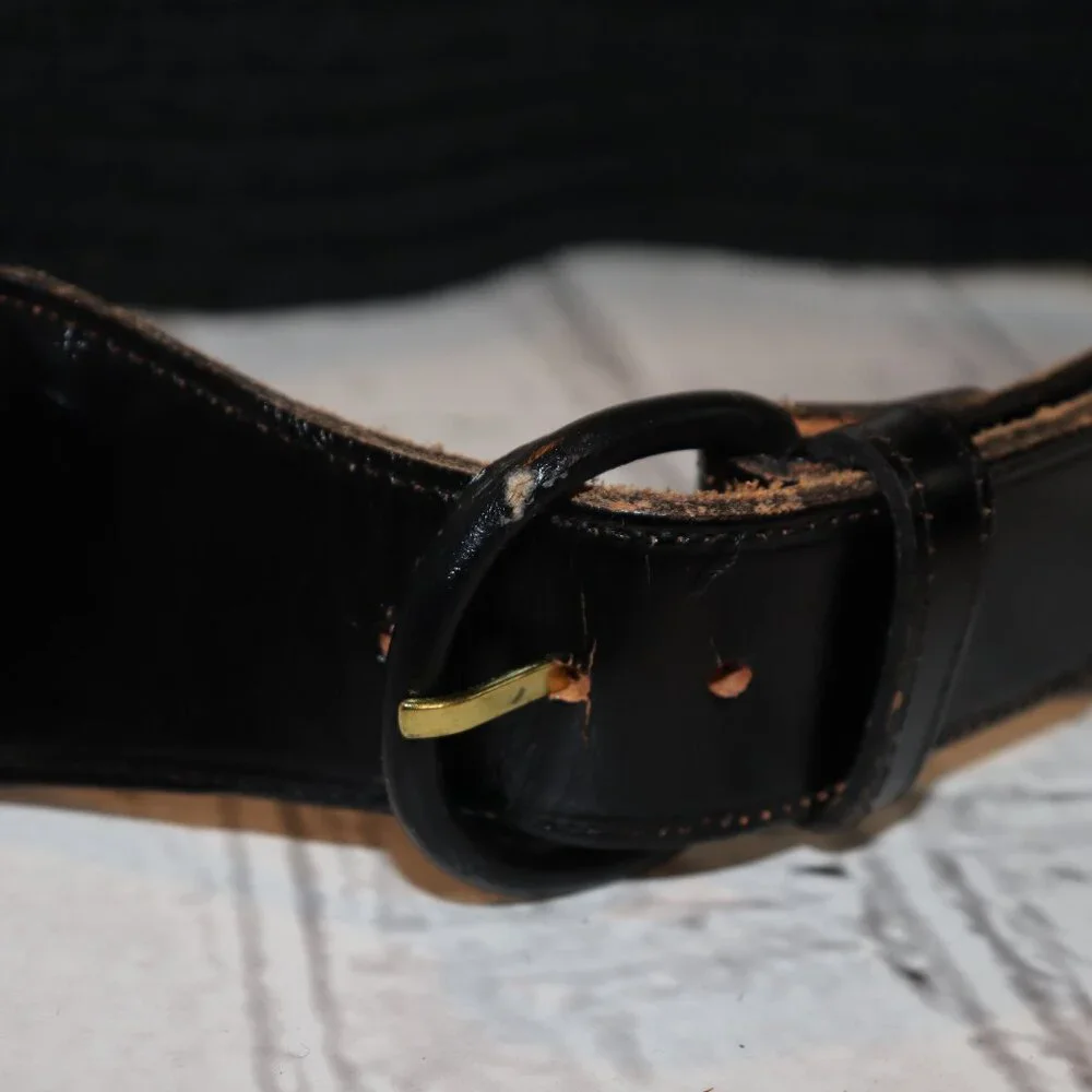 🖤 Vintage Black Waist Belt – 26